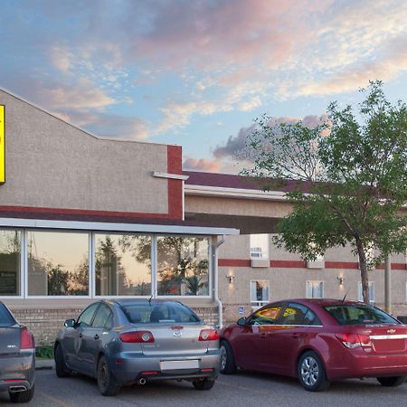 Motel Super 8 By Wyndham Brandon Mb Exterior foto