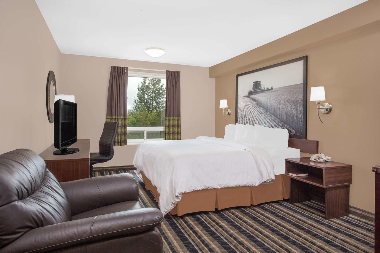 Motel Super 8 By Wyndham Brandon Mb Exterior foto