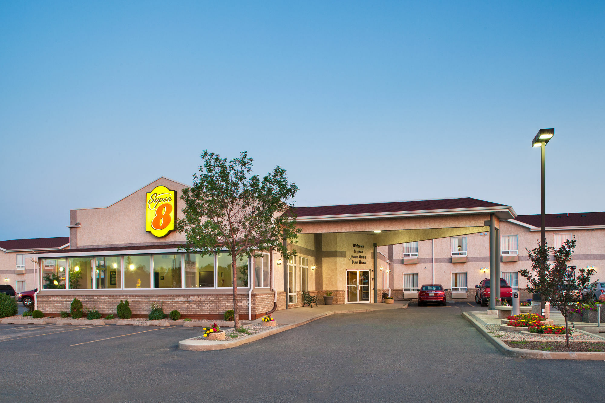 Motel Super 8 By Wyndham Brandon Mb Exterior foto